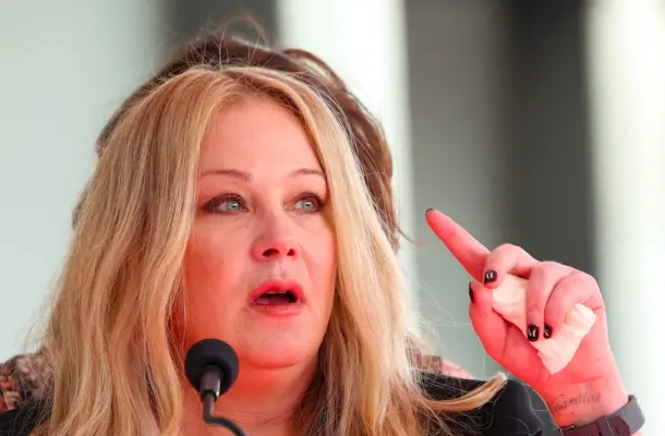 Christina Applegate zaczęła nosić pieluchy po zjedzeniu sałatki. To może przytrafić się każdemu