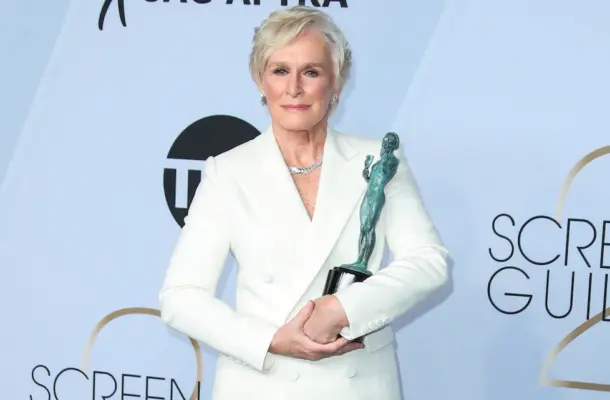 Glenn Close w tym samym garniturze 5 lat później. Recykling pierwsza klasa
