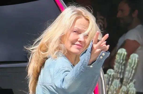 Pamela Anderson w najgorętszym zestawie sezonu. Znajdziesz go w swojej szafie!