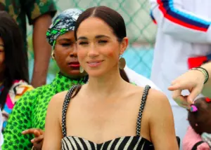 Meghan Markle w sukience, która jest kwintesencją wakacyjnego szyku