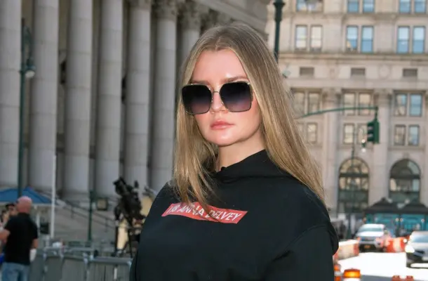 Rosyjska oszustka Anna „Delvey” Sorokin projektuje modę. Już wie co założy na kolejną rozprawę sądową