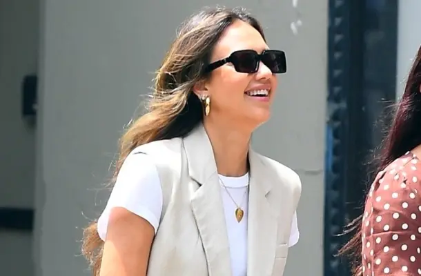 Jessica Alba w praktycznym i modnym zestawie na lato: do pracy i na randkę