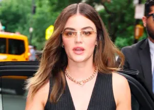 Lucy Hale też kocha modę lat 90. Ten look jest coraz bardziej popularny Lucy Hale też kocha modę lat 90. Ten look jest coraz bardziej popularny