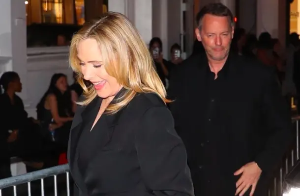 Kim Cattrall zadała szyku! Pokazała zgrabne nogi i młodszego ukochanego
