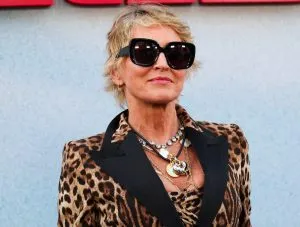 66-letnia Sharon Stone maluje obraz topless. Chwali się zgrabną sylwetką 66-letnia Sharon Stone maluje obraz topless. Chwali się zgrabną sylwetką