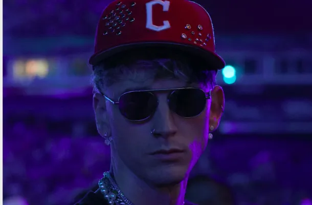 Machine Gun Kelly zrobił sobie [permanentne] wampirze kły, „Chyba będę je ostrzył”