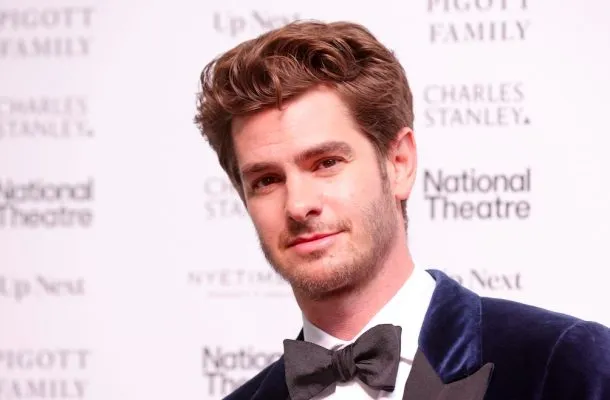 Andrew Garfield jest w związku z „czarownicą”. Teraz ONA zabiera głos po hejcie w sieci