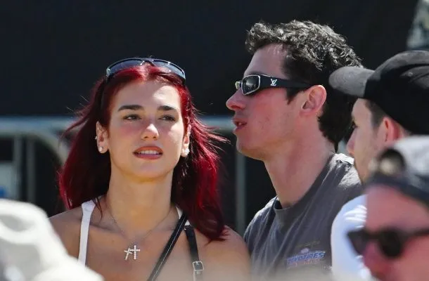 Dua Lipa urlopuje się z ukochanym Callumem Turnerem na słonecznej Ibizie