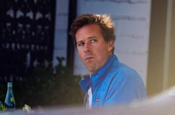 Armie Hammer mówi, że nie stać go na benzynę. Możesz kupić od niego samochód [wideo]