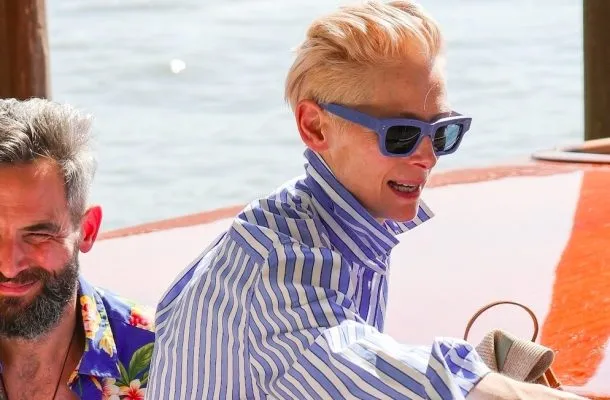 Stylowa Tilda Swinton w Wenecji pojawiła się z 17 lat młodszym ukochanym