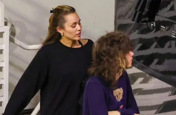 Pozwana za piosenkę „Flowers” Miley Cyrus na randce ze swoim chłopakiem [paparazzi]