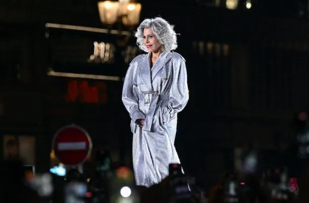 86-letnia Jane Fonda zachwyciła na Paris Fashion Week, „Wygląda niemożliwie”