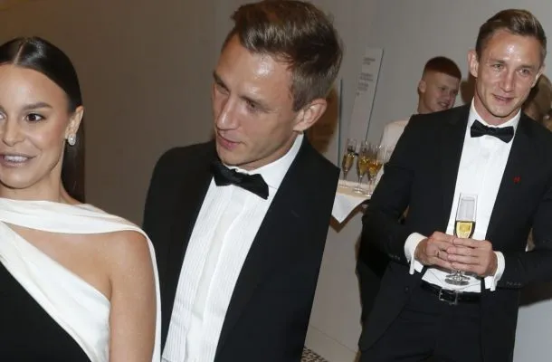 Jakub Rzeźniczak po latach powrócił na salony. Towarzyszyła mu żona Paulina