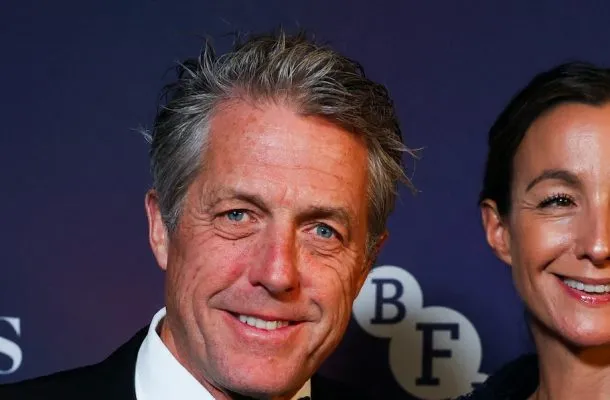 Rzadki widok: Hugh Grant pojawił się na gali charytatywnej z żoną Anną Eberstein