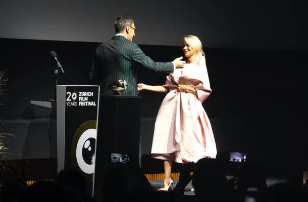 Tak pięknie jeszcze nie było: Pamela Anderson w pudrowym różu na festiwalu w Zurichu