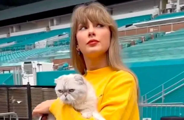 Internet oszalał na punkcie żółtej bluzy Taylor Swift. Kupisz ją online