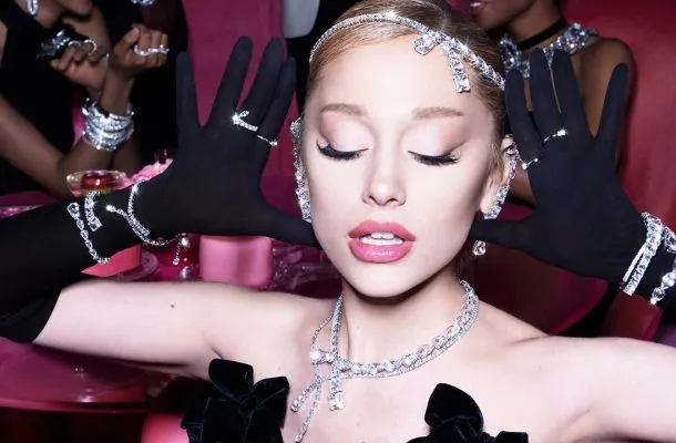Ariana Grande zaprasza na „Imprezę Marzeń” w świątecznej odsłonie Swarovski na 2024