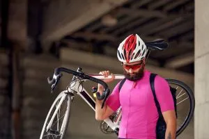 Bezpieczeństwo na rowerze – dlaczego kask może uratować życie? Bezpieczeństwo na rowerze – dlaczego kask może uratować życie?