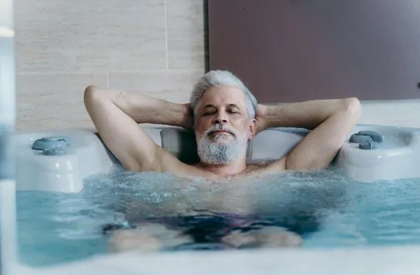 Kąpiel w luksusie – ile naprawdę kosztuje jacuzzi i co warto wiedzieć przed zakupem?