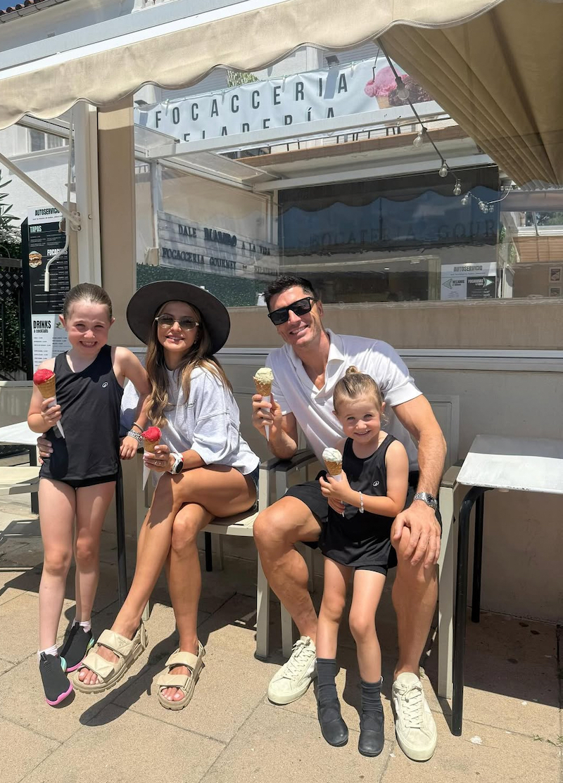 Anna i Robert Lewandowscy z córkami, fot. Instagram