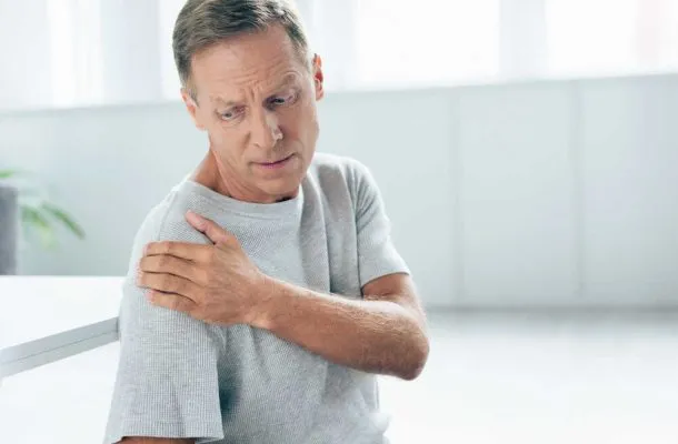 Zespół zamrożonego barku – czym się objawia i jak go leczyć?