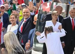 Kasia Nawrocka pojawiła się przed Pałacem Prezydenckim. Andrzej Duda zawstydził ją pocałunkiem…