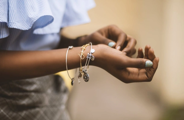 Srebrna czy złota? Jak dobrać kolor biżuterii do karnacji i stylu