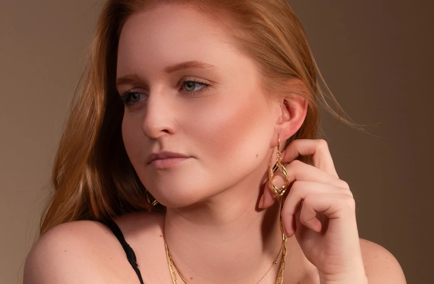 Biżuteryjny power dressing. Jak jedne kolczyki potrafią dodać pewności siebie w pracy i po godzinach?