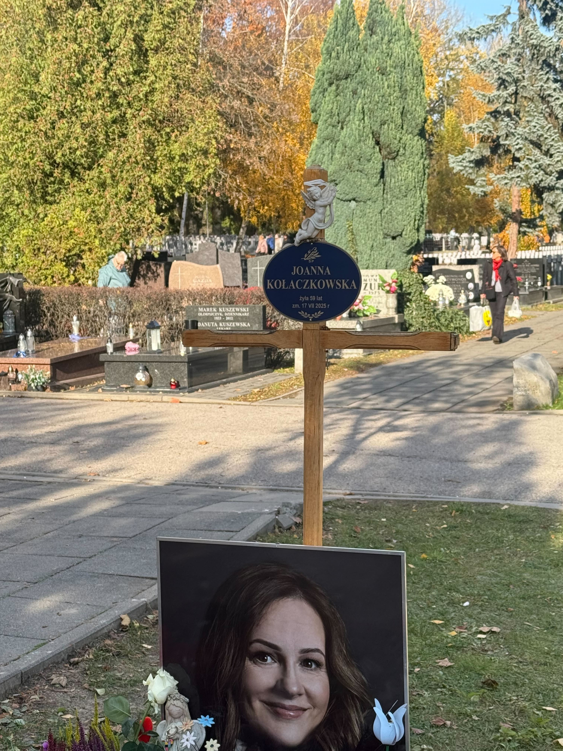 Fani nadal opłakują śmierć Joanny Kołaczkowskiej. Widok grobu artystki ściska za serce. Niesamowite czym jest obsypany