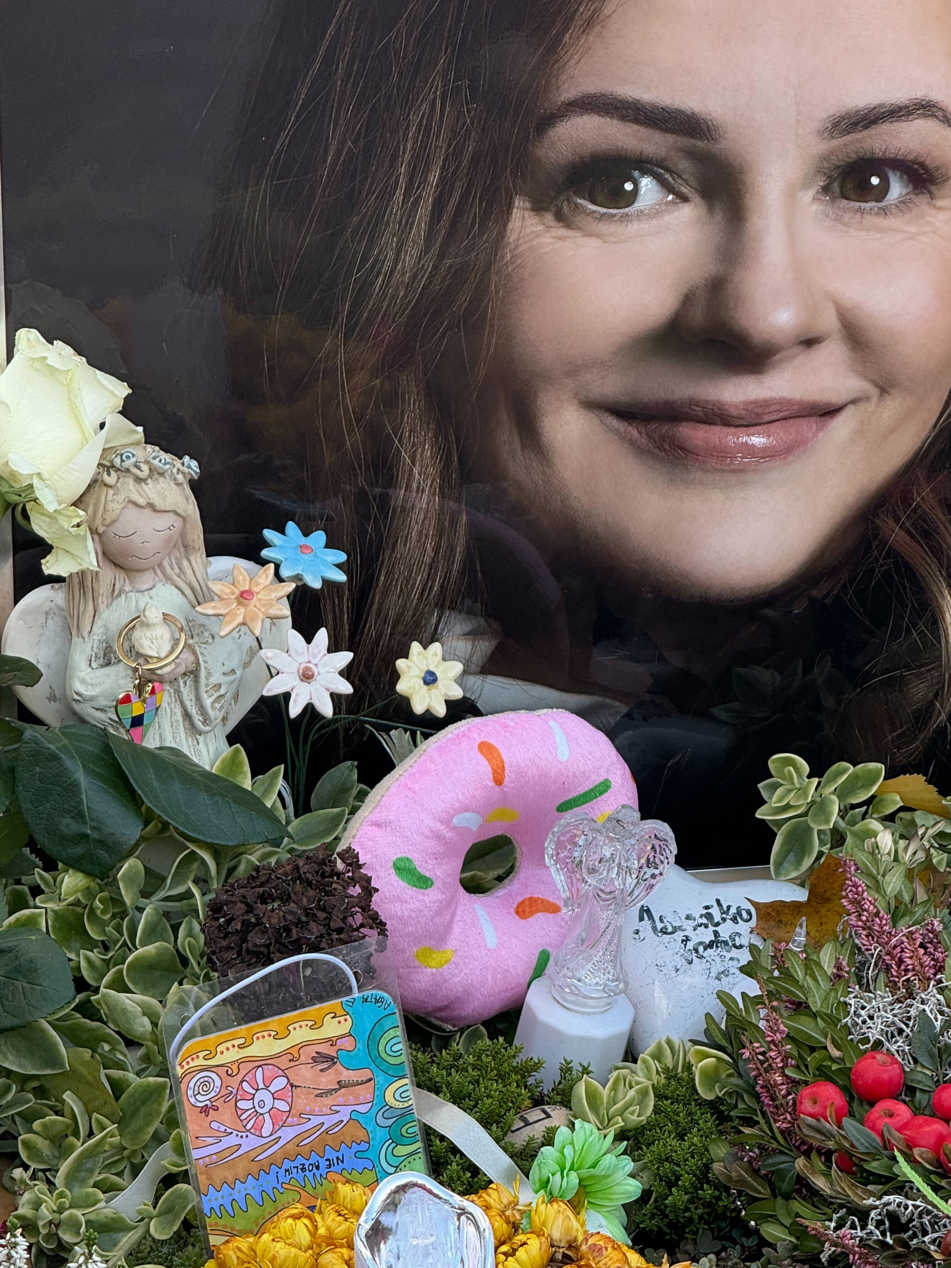 Fani nadal opłakują śmierć Joanny Kołaczkowskiej. Widok grobu artystki ściska za serce. Niesamowite czym jest obsypany