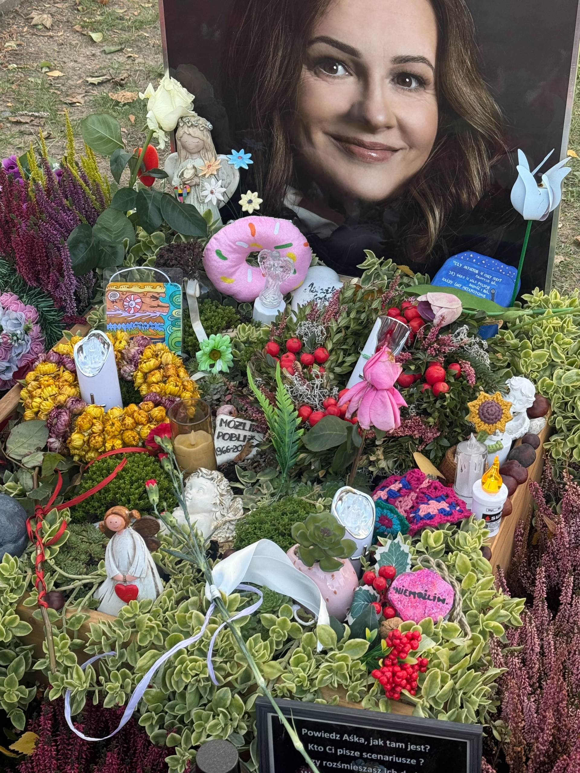 Fani nadal opłakują śmierć Joanny Kołaczkowskiej. Widok grobu artystki ściska za serce. Niesamowite czym jest obsypany