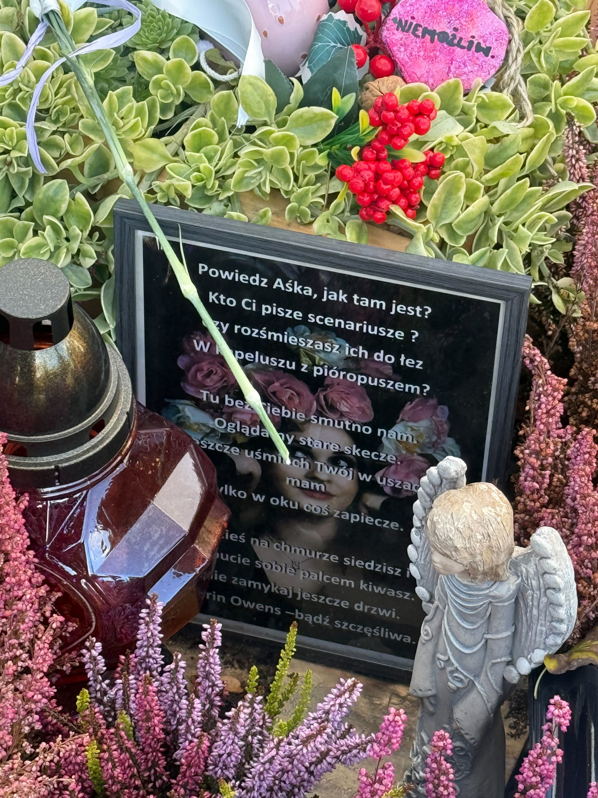 Fani nadal opłakują śmierć Joanny Kołaczkowskiej. Widok grobu artystki ściska za serce. Niesamowite czym jest obsypany