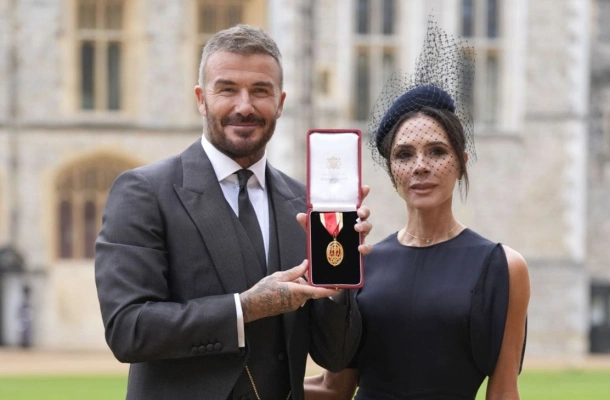 David i Victoria utytułowani z rąk Króla Karola III! Od teraz to Sir i Lady Beckhamowie (FOTO)