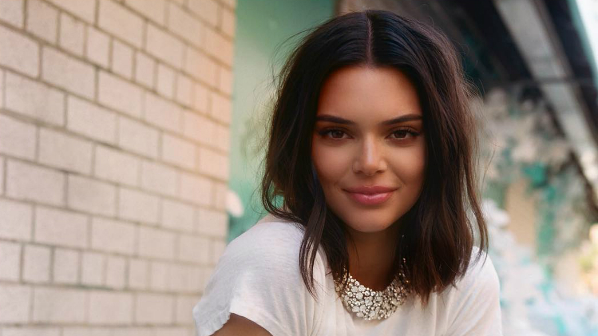 Futurystyczny makijaż Kendall Jenner, który delikatnie mieni się na zielono Futurystyczny makijaż Kendall Jenner, który delikatnie mieni się na zielono