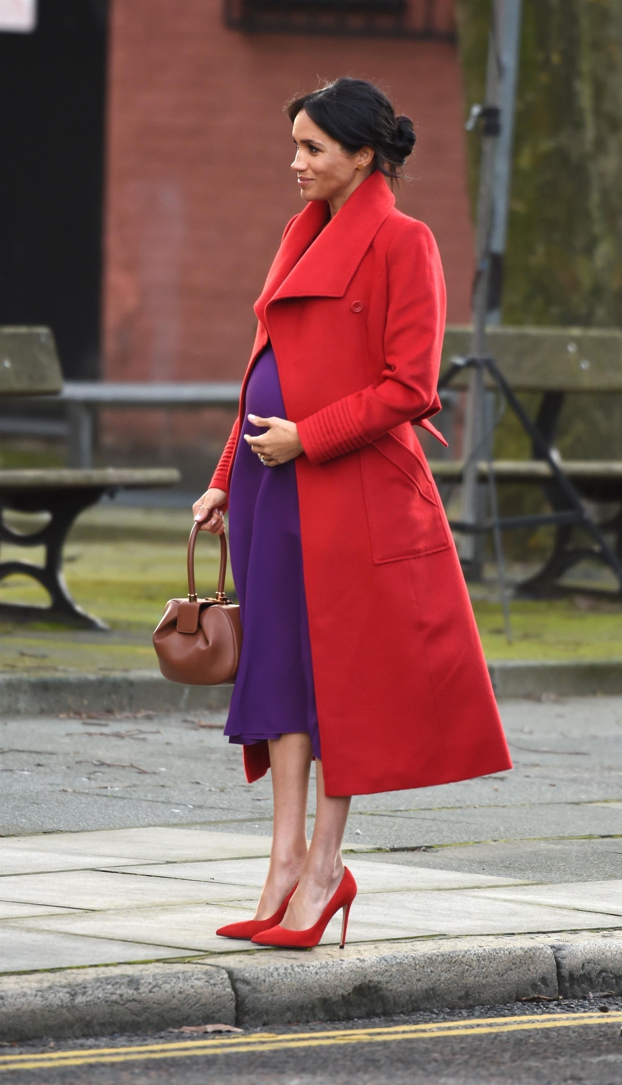 Meghan Markle w fioletowej sukni pokazuje ciążowy brzuszek. Jest coraz większy Meghan Markle w fioletowej sukni pokazuje ciążowy brzuszek. Jest coraz większy
