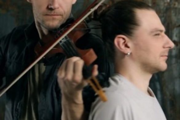 Ten mężczyzna zagrał na… włosach! (VIDEO)