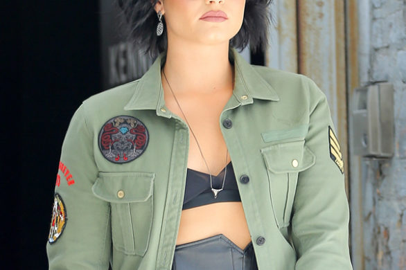 Idolka nastolatek chodzi po mieście w samym staniku? (FOTO)