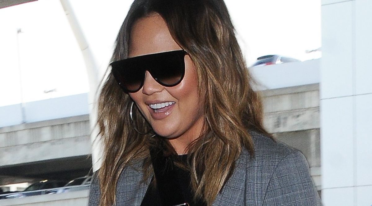 Chrissy Teigen pokazała, czym kończy się karmienie tylko jedną piersią…