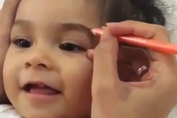 Absurd? Kobieta maluje brwi swojej małej córeczce… [VIDEO]
