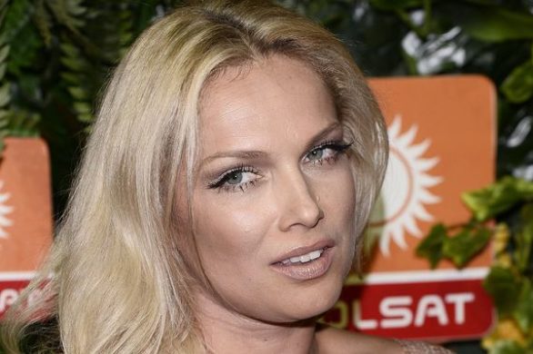 Wylewające się piersi i sukienka w odcieniu nude, czyli… (FOTO)