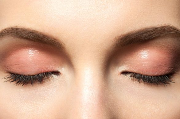 Ten błąd popełnia większość kobiet regulujących brwi… (FOTO)