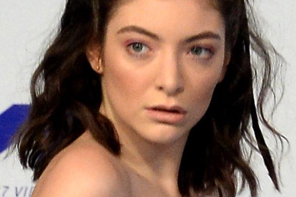 Czy balowa suknia w liliowym odcieniu to aby na pewno klimaty Lorde? (FOTO)