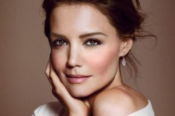 Katie Holmes w reklamie podkładu Bobbi Brown (FOTO)