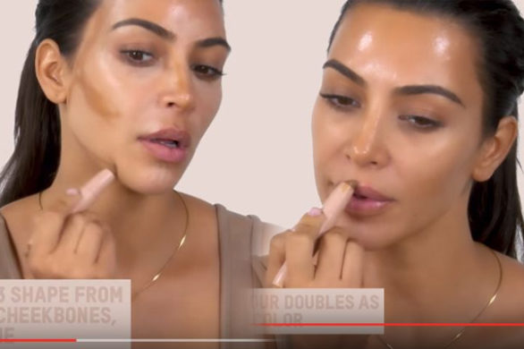 Kim Kardashian pokazuje jak konturować twarz na mokro [VIDEO]