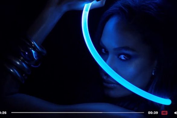 Mężczyźni nie będą zachwyceni filmikiem z kalendarza Love z Joan Smalls [VIDEO]