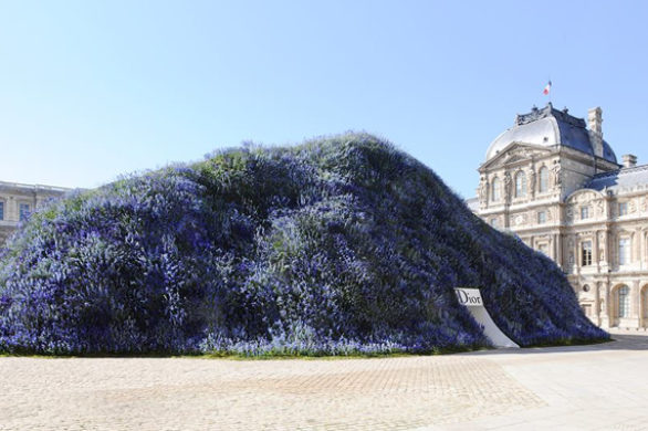 PFW: Kto zbudował kwiecistą górę na dziedzińcu Luwru?