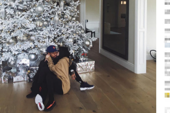 Krajobraz jak po huraganie, czyli… Kylie Jenner rozpakowała prezenty [VIDEO]