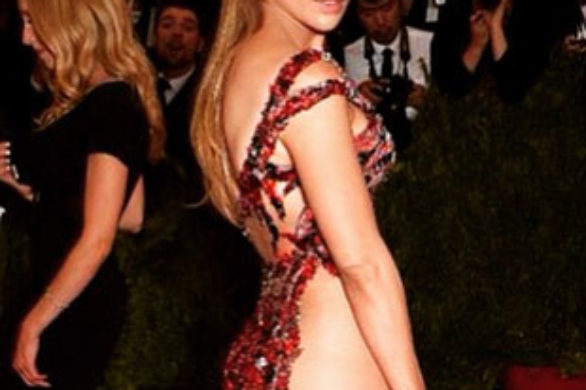 Jennifer Lopez w czerwonej przezroczystej sukni na Gali MET