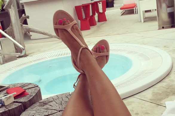 Która gwiazdka chodzi w za dużych sandałach? (FOTO)