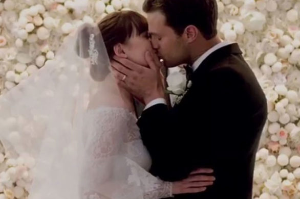 Suknia ślubna Any z Nowego oblicza Greya już jest wielkim hitem Wiemy, gdzie…